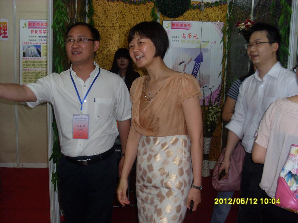 团省委副书记罗琼(主管学校部工作)来我展台指导工作